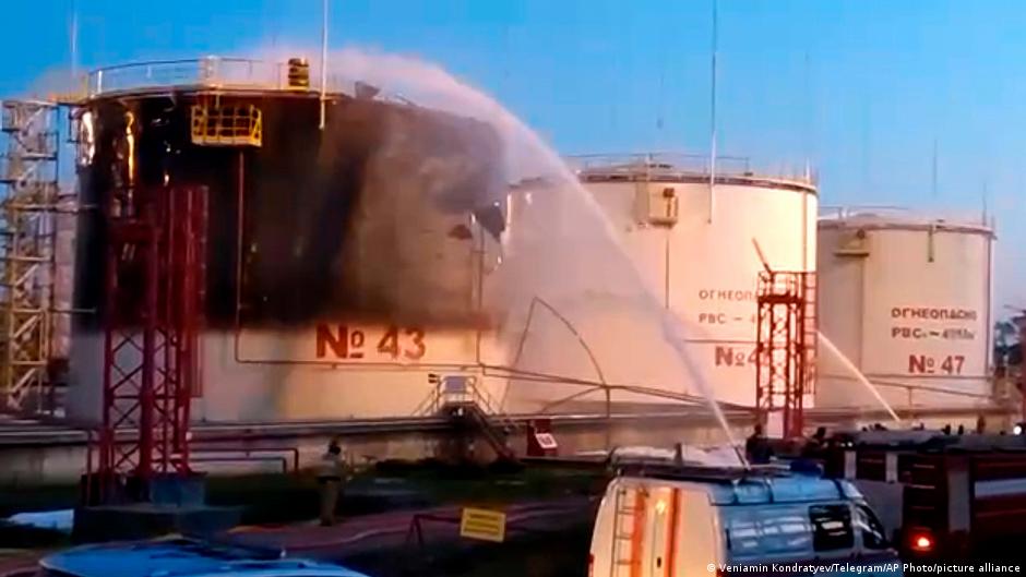 ЗСУ підтвердили ураження Афіпського НПЗ і нафтобази у Росії – DW – 14.12.2025