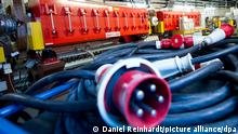 ARCHIV 2013 *** SYMBOLBILD - Starkstromkabel liegen vor großen Lenkmagneten (rot) am GSI Helmholtzzentrum für Schwerionenforschung in Darmstadt (Hessen) im Ring-Beschleuniger «SIS». (zu dpa «Habeck legt Konzept für Industriestrompreis vor») +++ dpa-Bildfunk +++