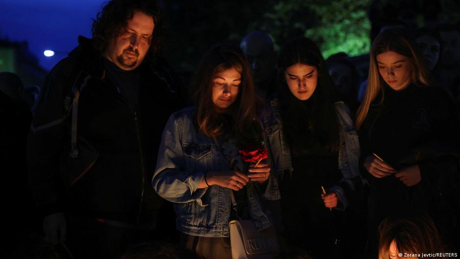 Tugovanje ispred škole "Vladislav Ribnikar" u Beogradu u maju 2023. godine