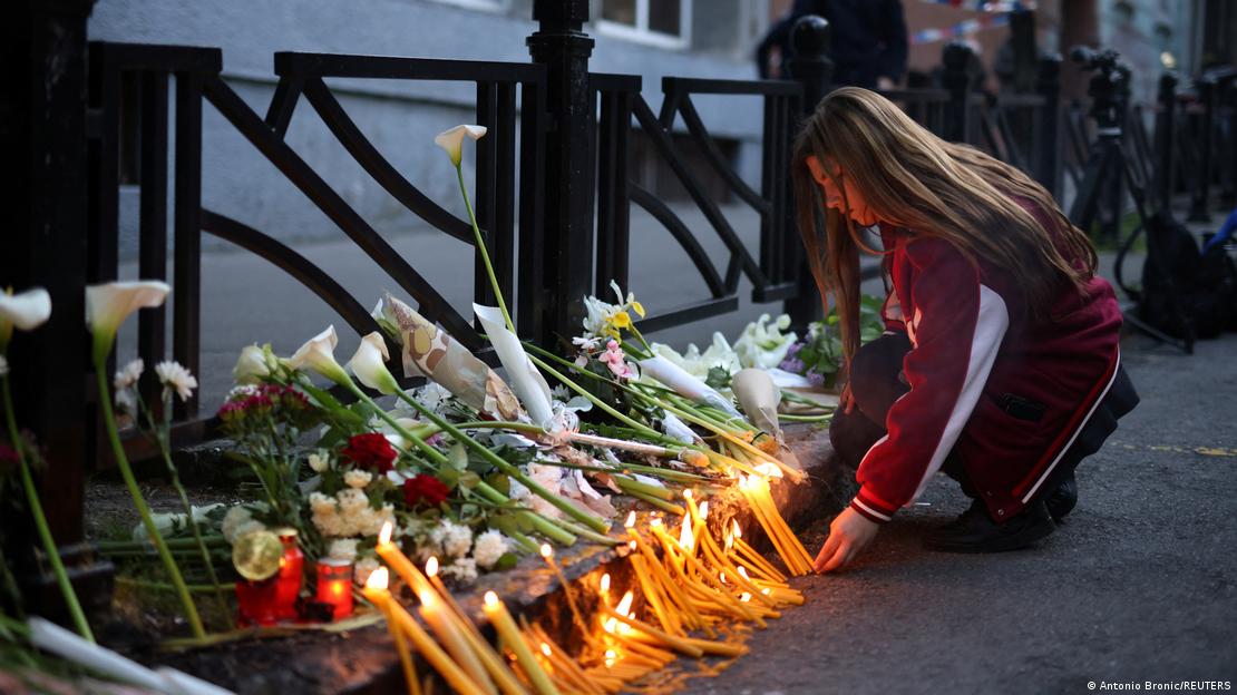 Cvijeće i svijeće za žrtve iz Beograda