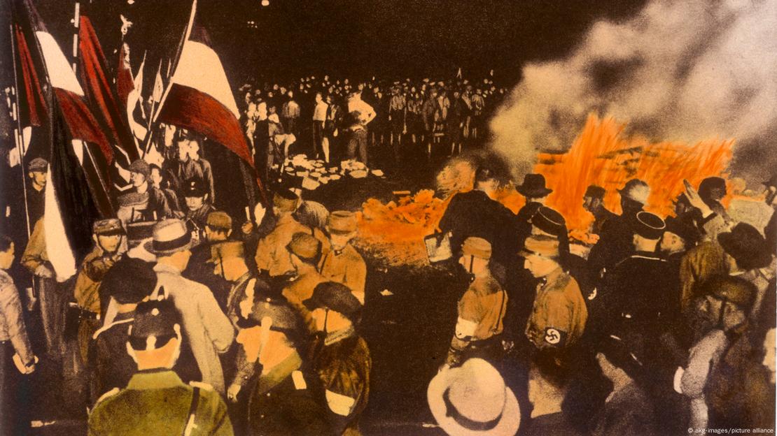 Oficiais e população ao redor de fogueira de livros em Berlim, em 1933 Oficiais e população ao redor de fogueira de livros em Berlim, em 1933