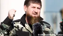 ARCHIV - 29.03.2022, Russland, Grosny: Ramsan Kadyrow, Machthaber der russischen Provinz Tschetschenien, spricht vor etwa 10.000 Soldaten in der tschetschenischen Regionalhauptstadt. (zu dpa Tschetschenenchef Kadyrow spricht von Besetzung Ostdeutschlands) Foto: -/AP/dpa +++ dpa-Bildfunk +++