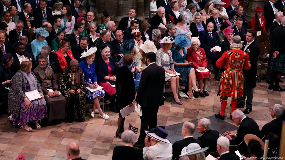 Coroação do rei Charles III tem multidão nas ruas e protestos