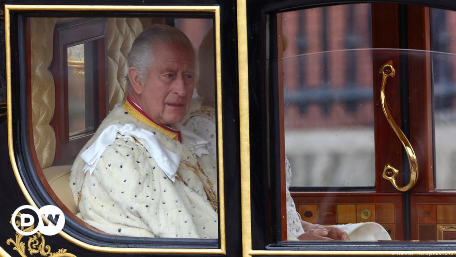Charles III. und Camilla auf dem Weg zur Westminster Abbey