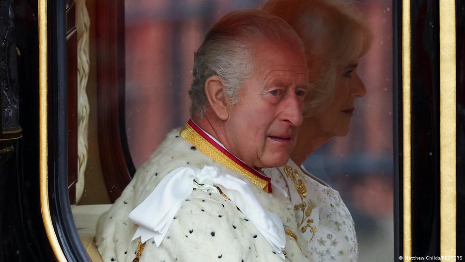 Charles 3° ao lado de Camilla na carruagem real Charles 3° ao lado de Camilla na carruagem real