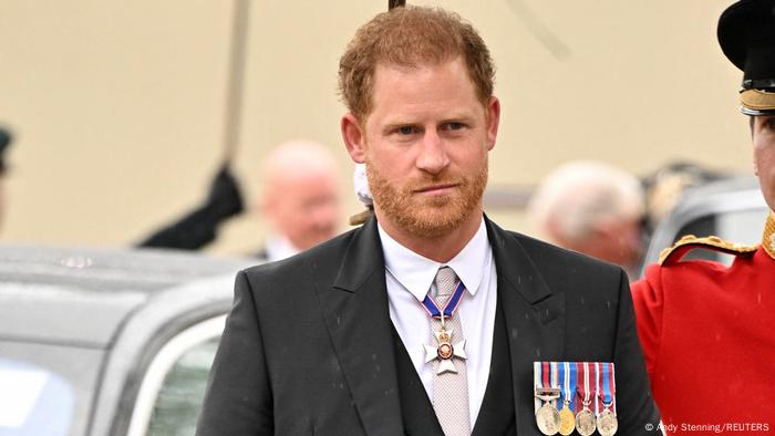 Prinz Harry, der jüngere Sohn von Charles, bei der Ankunft vor der Westminster Abbey Prinz Harry, der jüngere Sohn von Charles, bei der Ankunft vor der Westminster Abbey