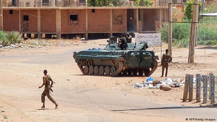 Soldados del Ejército sudanés junto a un tanque.