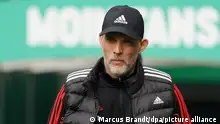 Fußball: Bundesliga, 31. Spieltag, Werder Bremen - Bayern München, im wohninvest Weserstadion. Bayerns Trainer Thomas Tuchel kommt vor Spielbeginn in den Stadioninnenraum.
