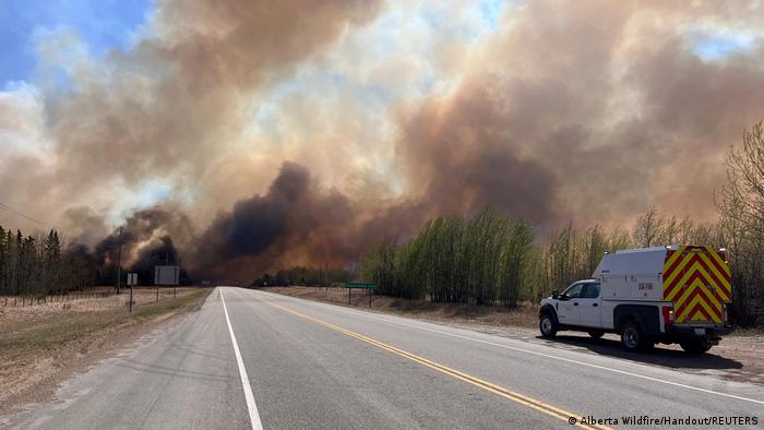 Foto de humo causado por incendios forestales sobre una carretera de Alberta, Canadá.