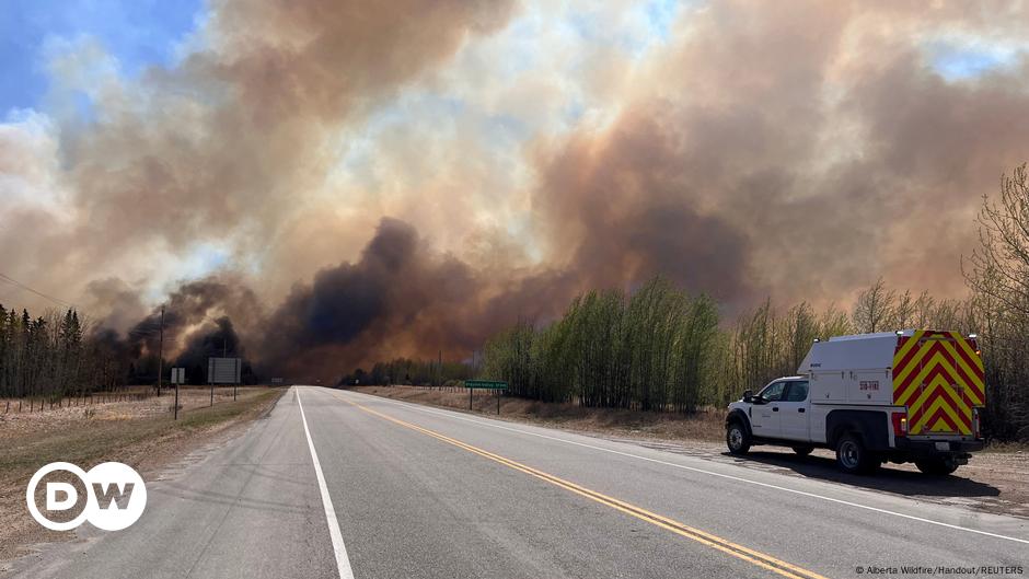 Canada evacuates 25,000 due to wildfires – DW – 05/07/2023