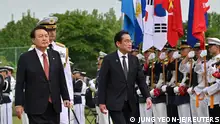 07/05/2023 Japanese Prime Minister Fumio Kishida and South Korean President Yoon Suk Yeol attend a welcoming ceremony at the presidential office in Seoul on May 7, 2023. JUNG YEON-JE/Pool via REUTERS