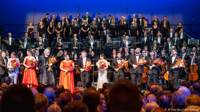 Sänger, Orchester und Chor auf der Bühne