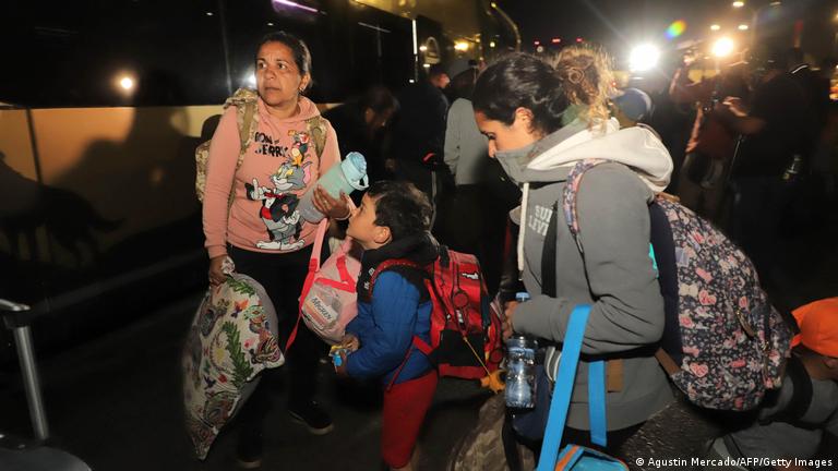 Foto simbólica de migrantes que suben a un bus en Perú en una imagen de archivo.