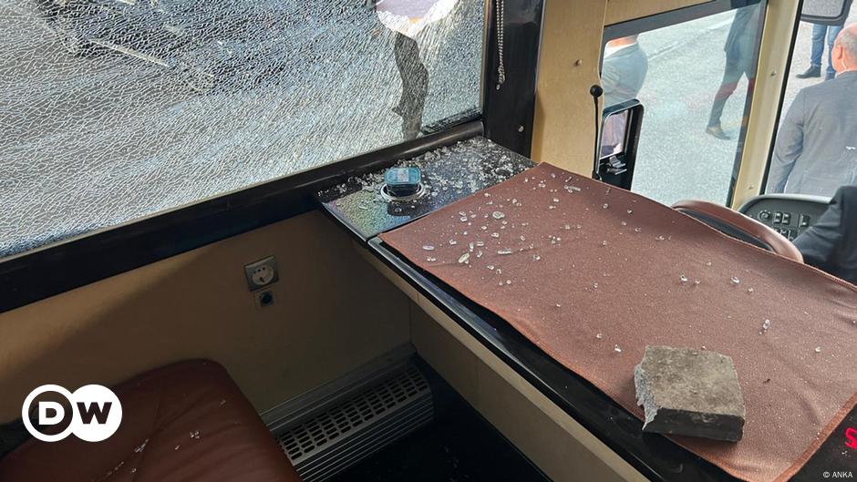 Turkey elections: Opposition campaign bus pelted with stones – DW – 05/07/2023