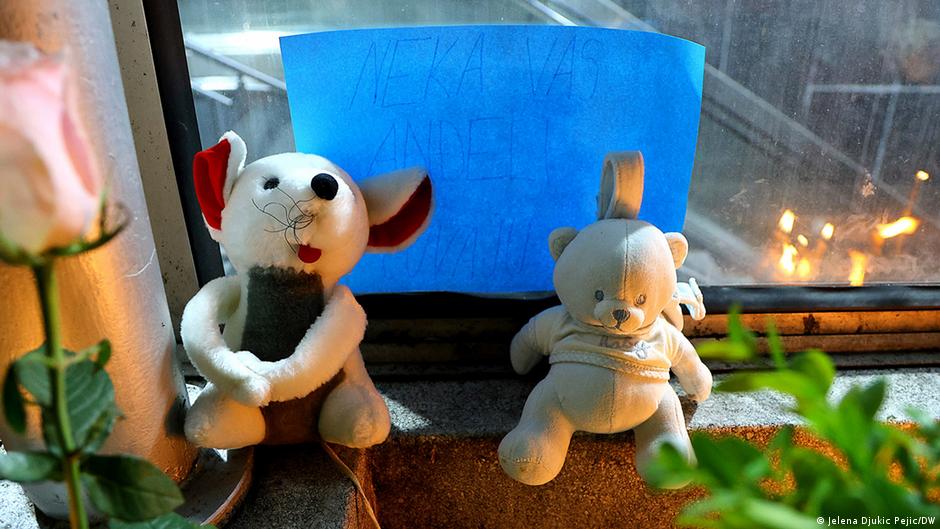 Cveće, igračke i sveće u Nišu za žrtve dva masovna ubistva u Srbiji u maju 2023. godine