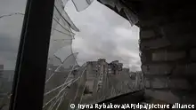 23/04/2023**Blick auf die Stadt durch ein zerbrochenes Fenster in der Region Donezk. +++ dpa-Bildfunk +++