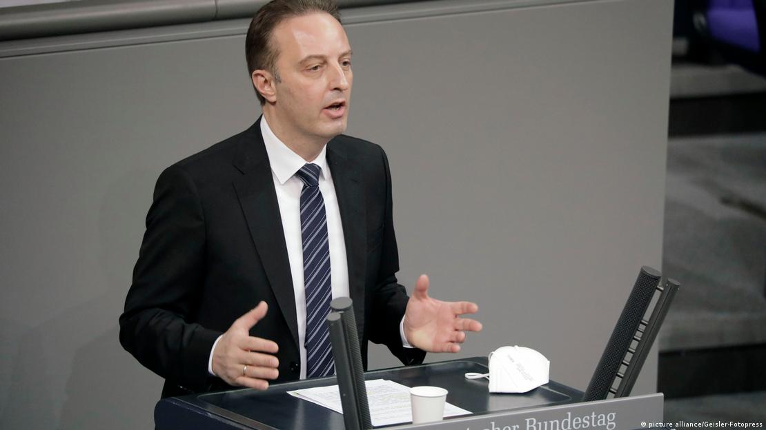 Federal Meclis kürsüsünde konuşan SPD Milletvekili Macit Karaahmetoğlu. Federal Meclis kürsüsünde konuşan SPD Milletvekili Macit Karaahmetoğlu.