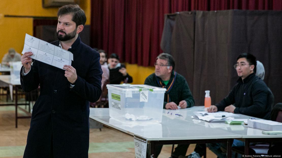 Presidente chileno, Gabriel Boric, mostra cédula em seu local de votação, no pleito que escolheu os membros no novo Conselho Constitucional