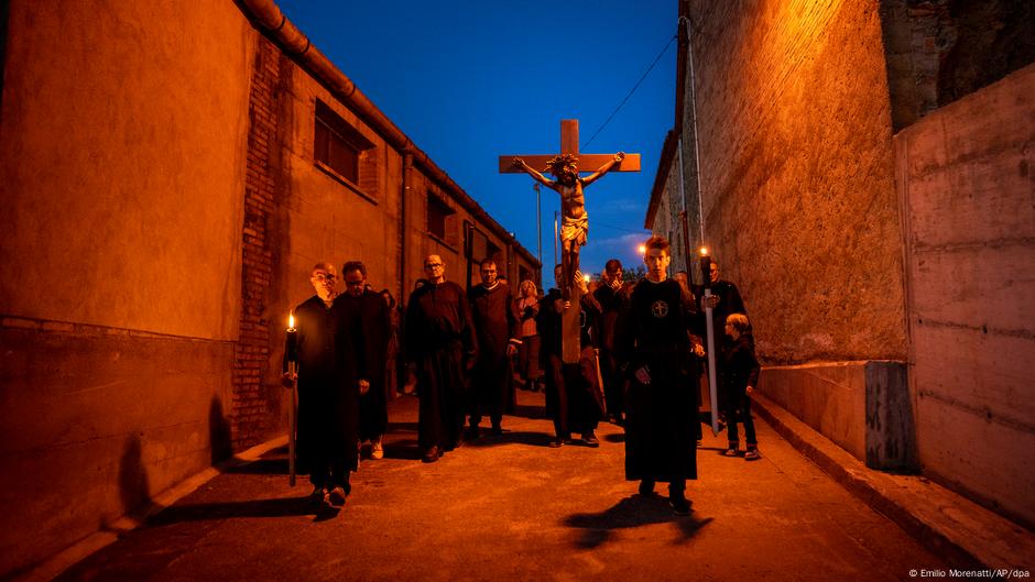 I na severu Španije, u Pereladi, ljudi se u procesijama mole za kišu