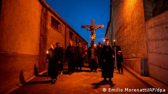 En el norte de España, en Perelada, los vecinos participan en una procesión para pedir lluvia.
