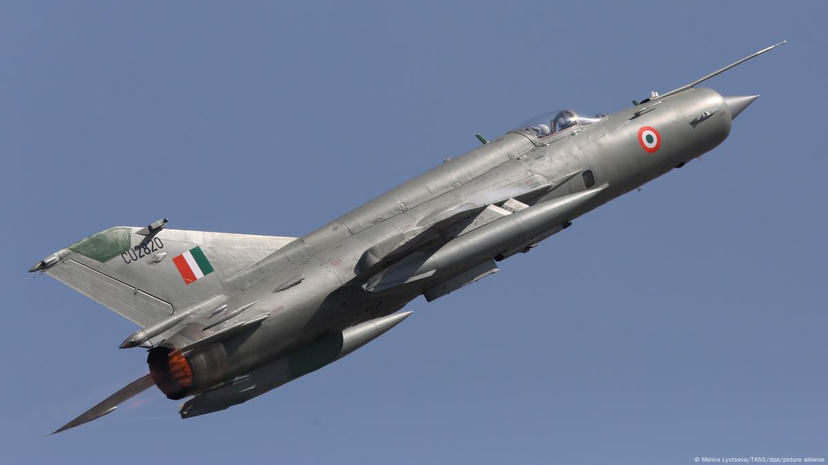 India: MiG-21 aircraft crashes into house, 3 dead – DW – 05/08/2023