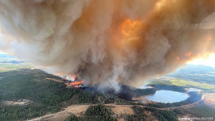 Una gran nube de humo procedente de un incendio.