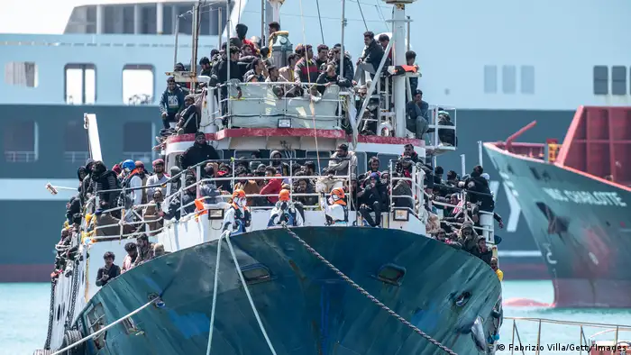 إنقاذ مئات اللاجئين قبالة السواحل الإيطالية - صورة بتاريخ 12 أبريل 2023