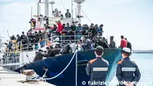مهاجرون تم إنقاذهم في المتوسط على متن سفينة في ميناء كتانيا الإيطالي 12.04.2023