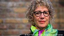 Die israelische Autorin Lizzie Doron sitzt am 18.03.2015 im Rahmen des Literaturfestivals Lit.Cologne in Köln (Nordrhein-Westfalen) auf der Bühne. Die Lit.Cologne ist nach eigenen Angaben das größte Literaturfestival Europas und endet am 21. März 2015. Foto: Rolf Vennenbernd/dpa