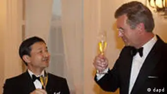 German President Christian Wulff, right toasts to Japanese Crown Prince Naruhito during an official dinner at Bellevue Palace in Berlin on Wednesday, June 22, 2011. Naruhito stays in Germany for a four-day visit to attend events marking the 150th anniversary of the Japan-Germany amity treaty. (Foto:Markus Schreiber/AP/dapd)