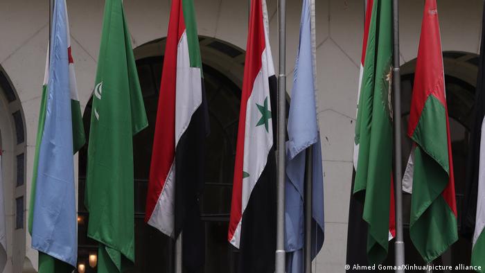 Die syrische Flagge (Mitte) weht bereits vor dem Sitz der Arabischen Liga