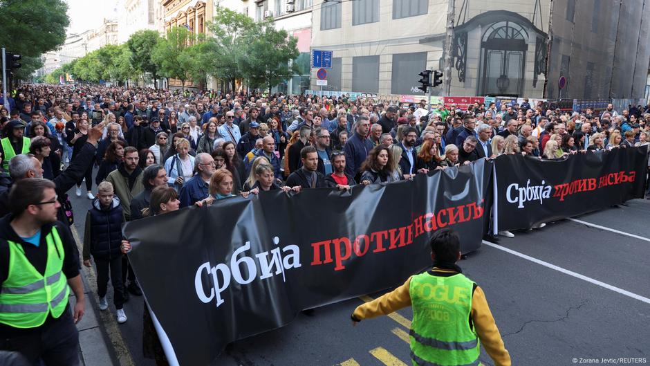 Serbien: Massenproteste nach Amokläufen