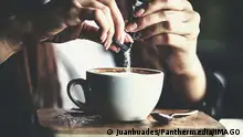 The girl s hand pours sugar into her coffee. Close up, The girl s hand pours sugar into her coffee. Close up., The girl s hand pours sugar into her coffee. Close up., 26.04.2021, Copyright: xjuanbuadesx Panthermedia29859672.jpg