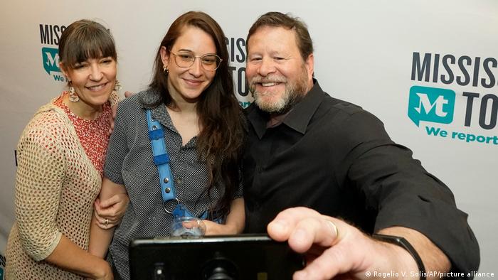 Mississippi Today-Reporterin Anna Wolfe mit ihren Eltern macht ein Selfie