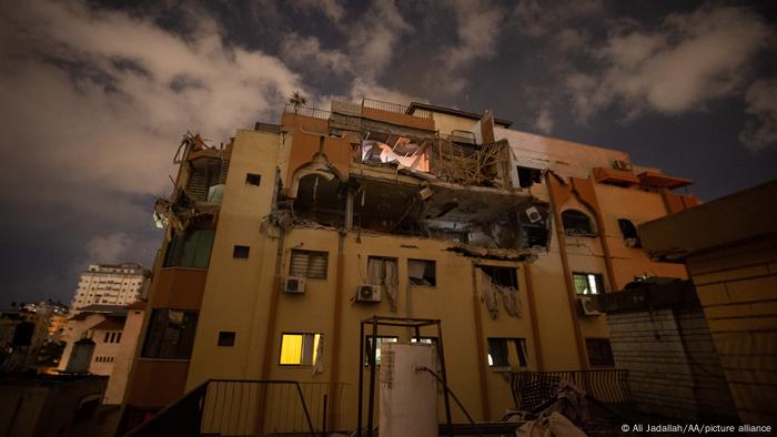 Edificio dañado por bombardeos israelíes en Franja de Gaza.