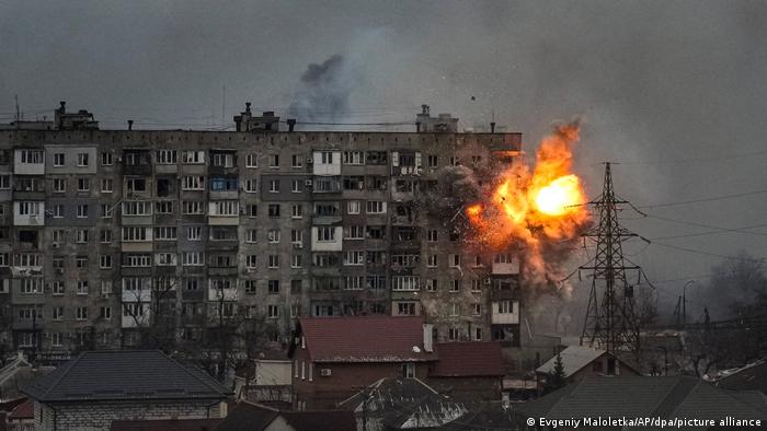 Explosión de un edificio en Mariupol, Ucrania.
