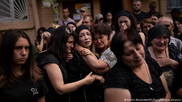 Mujeres de luto por la pérdida de un ser querido en Ucrania.
