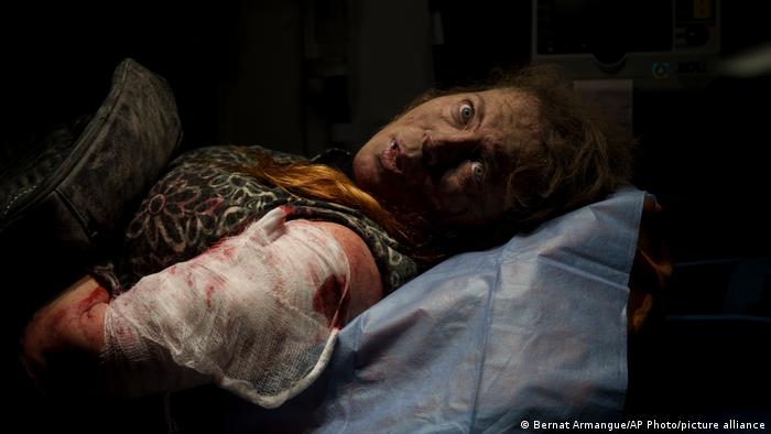 Una mujer mira horrorizada hacia la cámara en Ucrania.