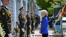 European Commission President Ursula von der Leyen visits the Wall of Remembrance to pay tribute to killed Ukrainian soldiers, amid Russia's attack on Ukraine, in Kyiv, Ukraine May 9, 2023. REUTERS/Viacheslav Ratynskyi