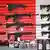Waffen hängen an einer Wand in einem Geschäft in Florida, USA 
