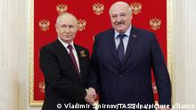DIESES FOTO WIRD VON DER RUSSISCHEN STAATSAGENTUR TASS ZUR VERFÜGUNG GESTELLT. [RUSSIA, MOSCOW - MAY 9, 2023: Russia's President Vladimir Putin (L) and his Belarusian counterpart Alexander Lukashenko shake hands during a meeting at the Moscow Kremlin ahead of a Victory Day parade in Red Square to mark 78 years since the victory over Nazi Germany in World War II. Vladimir Smirnov/TASS]