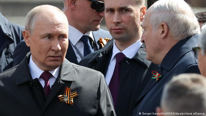 Kreml-Herrscher Wladimir Putin und der belarussische Machthaber Lukaschenko bei der Militärparade am 9. Mai in Moskau 