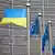 La bandera de Ucrania junto con la de la Unión Europea, en Bruselas, Bélgica.