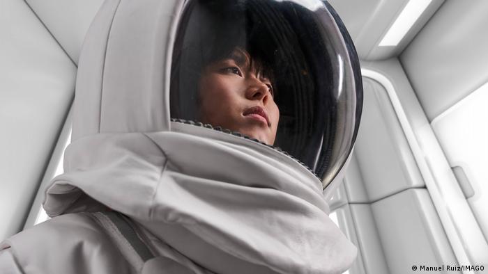 Investigadores de la Agencia Espacial Europea (ESA) calcularon que, de media, la mujer astronauta necesitaría menos calorías, menos oxígeno y menos agua que el hombre medio. 