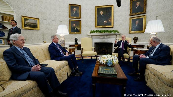 El mandatario estadounidense Joe Biden se reunió en el Despacho Oval de la Casa Blanca con el presidente de la Cámara de Representantes Kevin McCarthy y los senadores Chuck Schumer y Mitch McConnell.