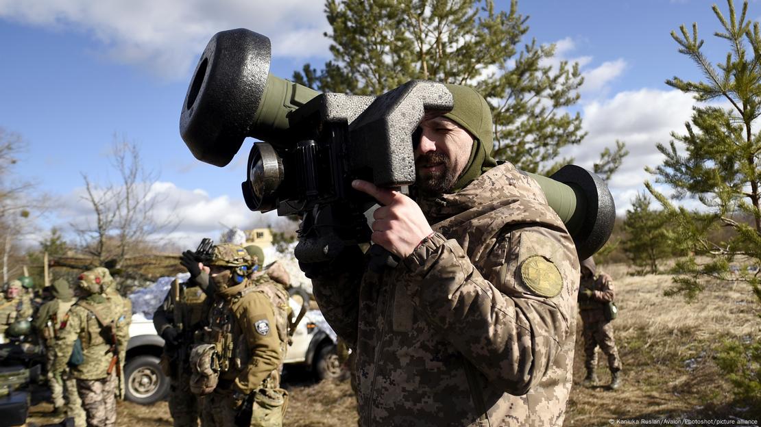 Украински войник се готви да изстреля противотанкова ракета Javelin