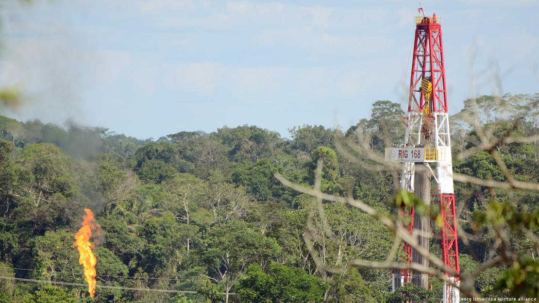 Una torre de extracción de petróleo en la reserva natural de Yasuní, Ecuador