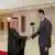 الرئيس السوري بشار السد يصافح وزير الخارجية السعودي فيصل بن فرحان