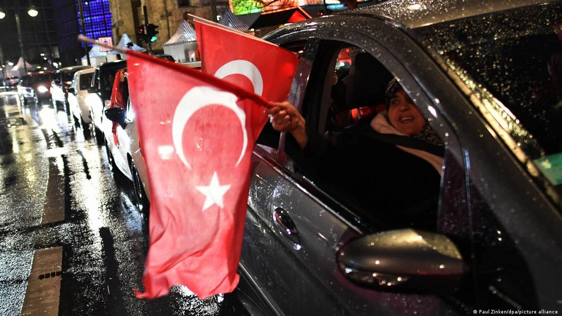Επιβάτης αυτοκινήτου με τη σημαία της Τουρκίας