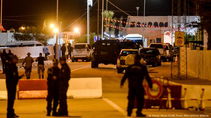 Policías tunecinos rastrean el lugar del atentado, en las inmediaciones de la sinagoga La Ghriba, en Túnez.